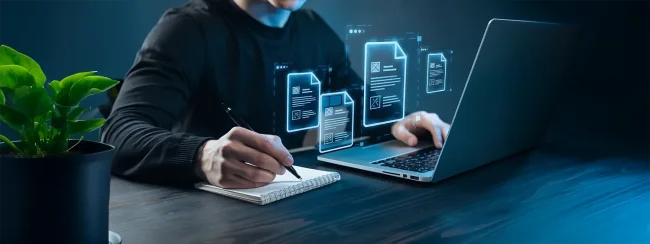 Mitarbeiter sitzt am Laptop und bekommt digitale Möglichkeiten eingeblendet. 